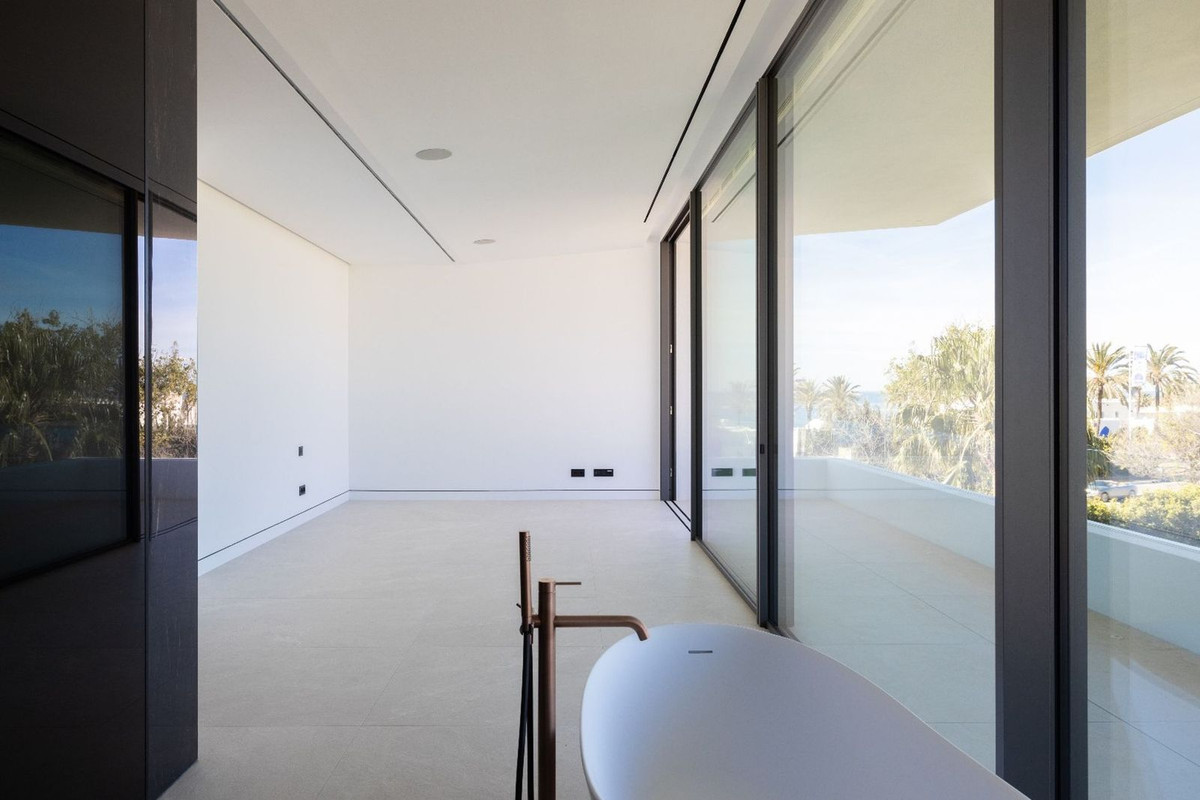 3 Bedroom Villa for Sale in The Golden Mile — view 14