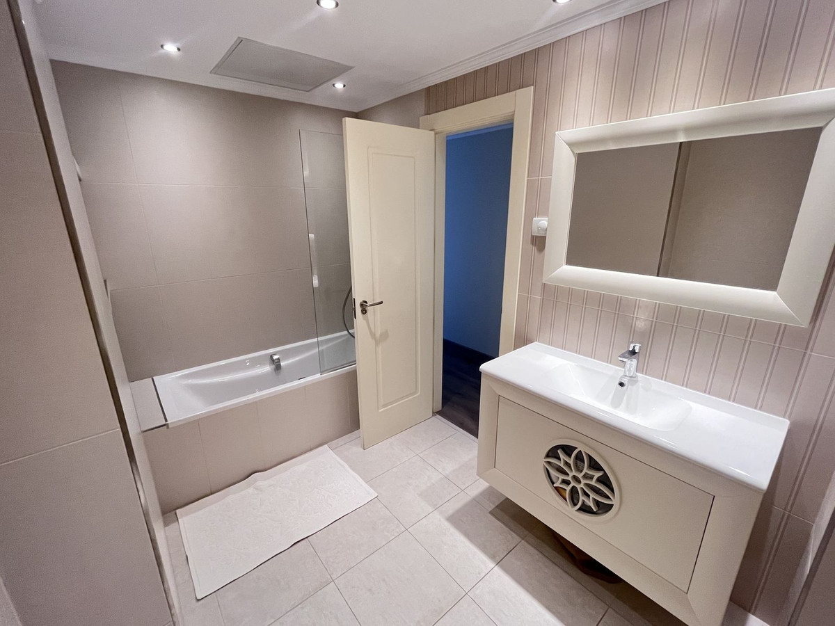 2 Bedroom Apartment for Sale in Puerto Banús — view 12