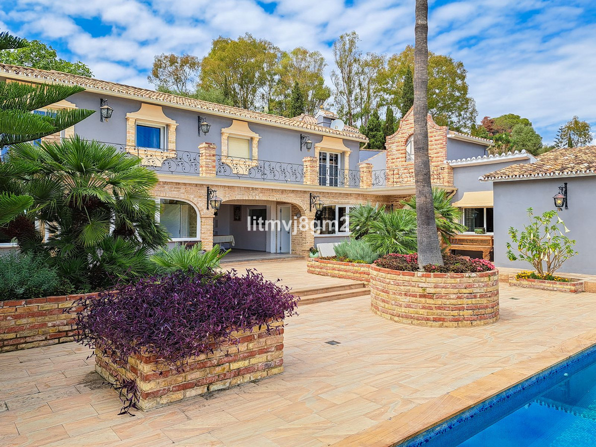 5 Bedroom Villa for Sale in Benahavís