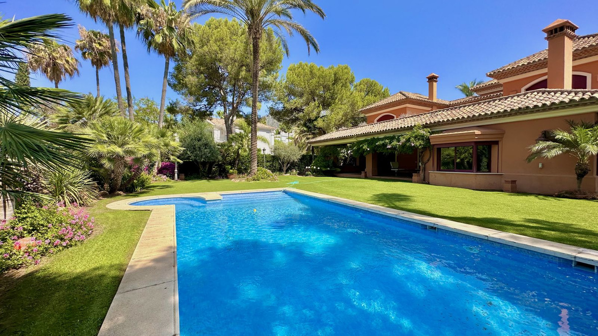 5 Bedroom Villa for Sale in The Golden Mile
