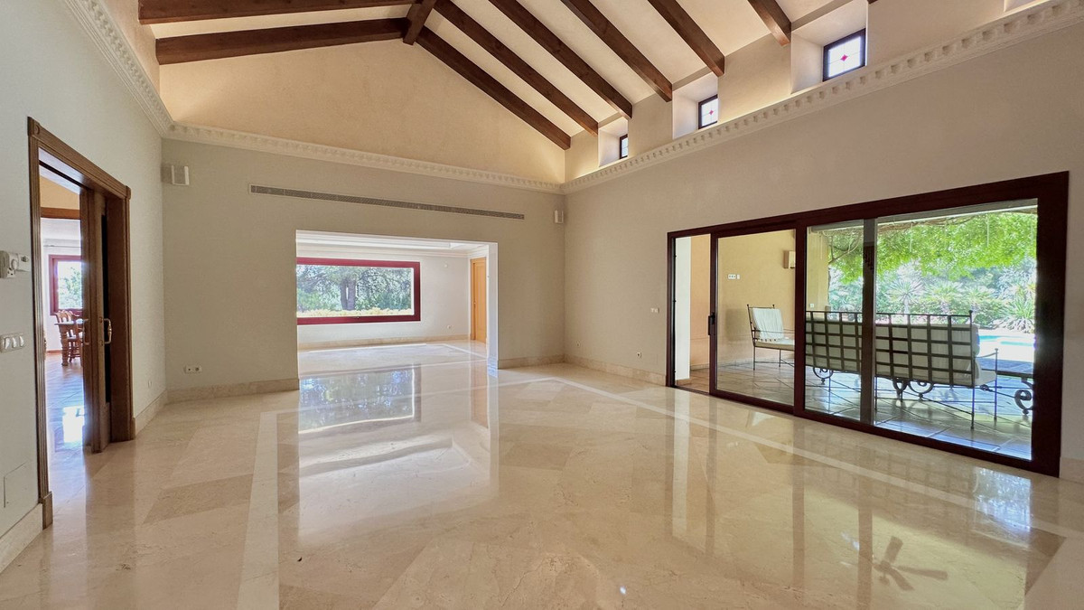 5 Bedroom Villa for Sale in The Golden Mile — 5
