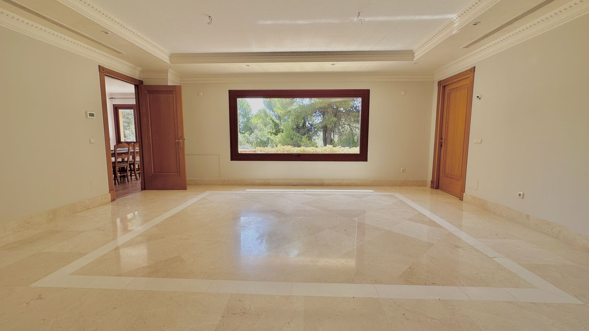 5 Bedroom Villa for Sale in The Golden Mile — 8