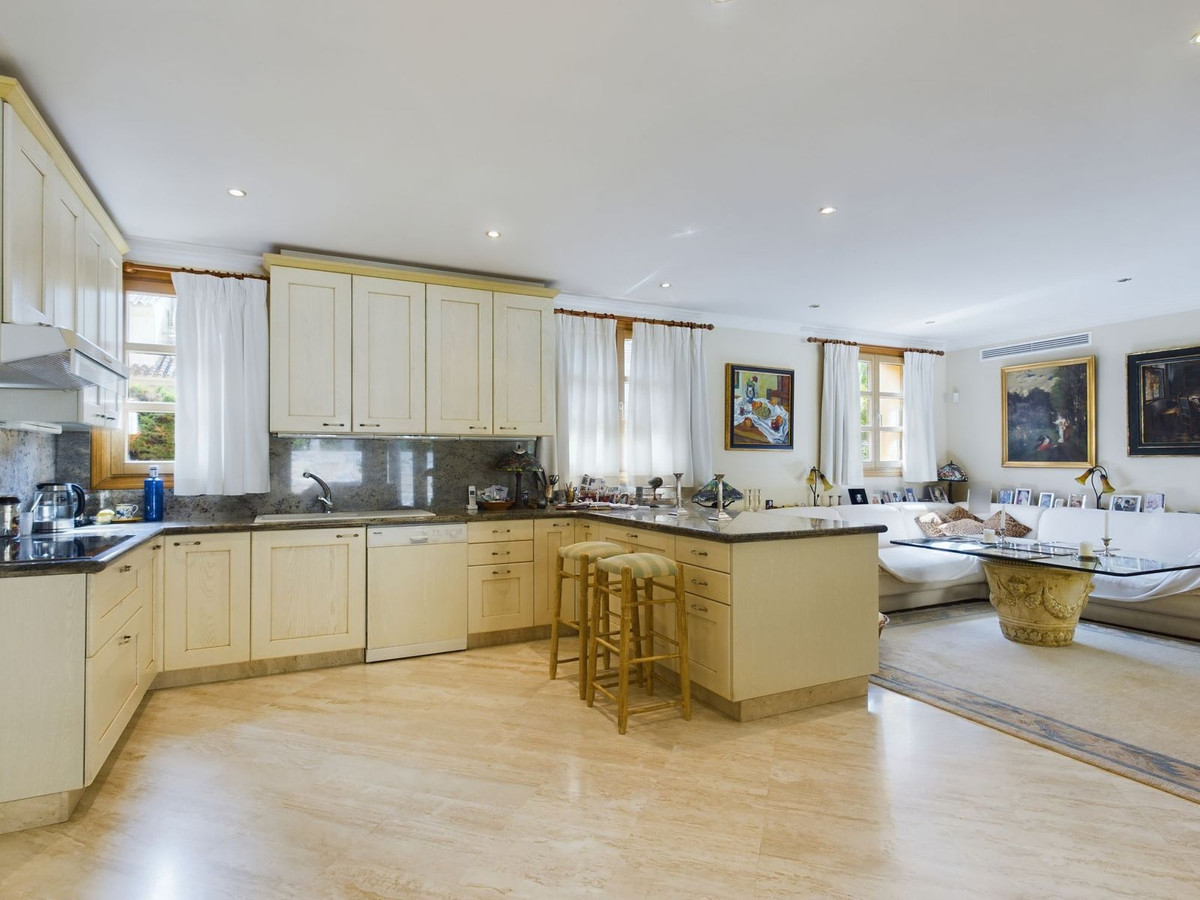 4 Bedroom Villa for Sale in Nueva Andalucía — view 12