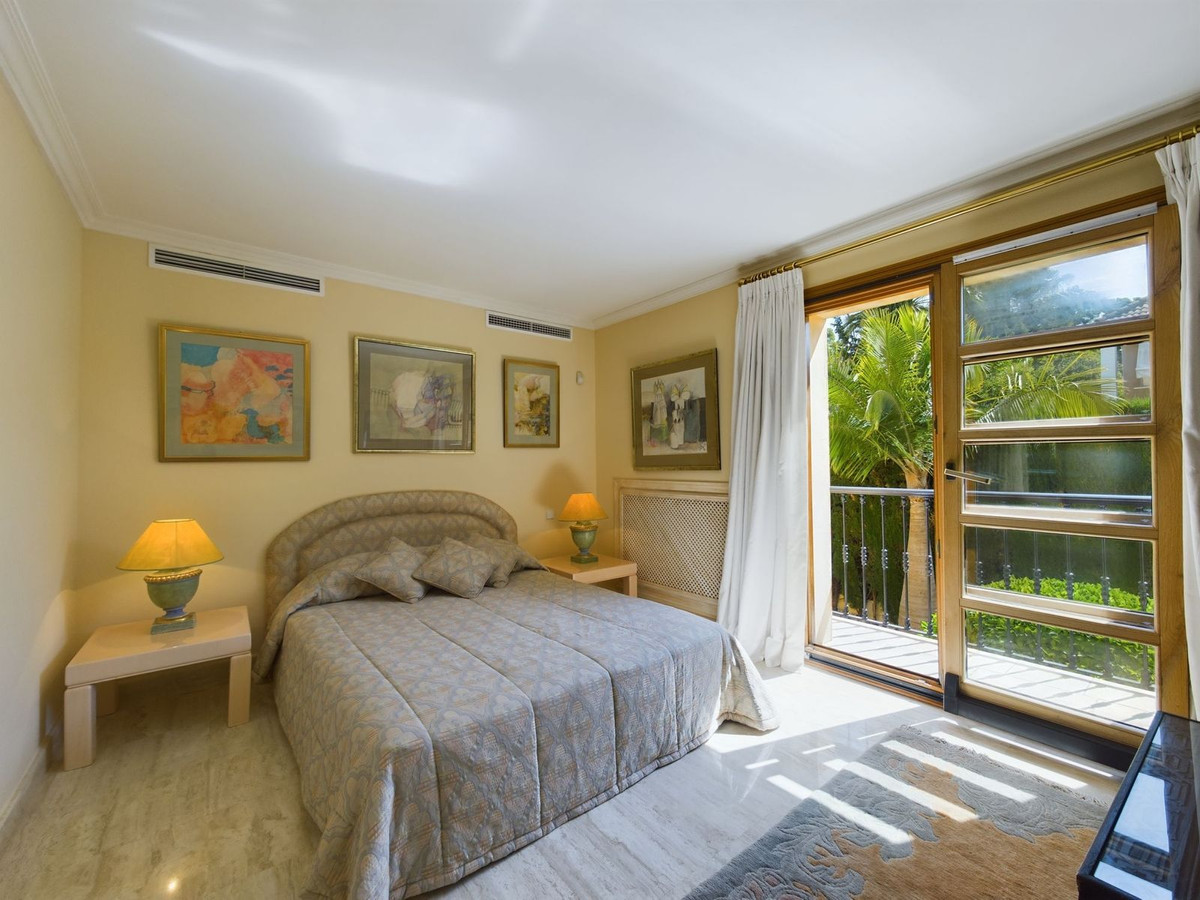 4 Bedroom Villa for Sale in Nueva Andalucía — view 20