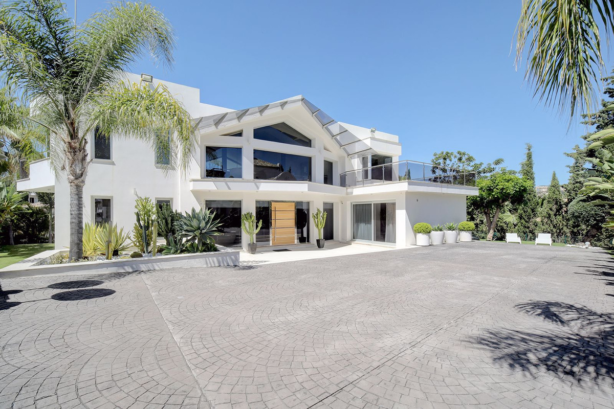 5 Bedroom Villa for Sale in Nueva Andalucía
