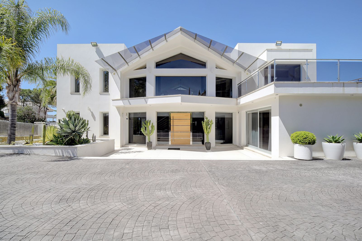 5 Bedroom Villa for Sale in Nueva Andalucía — 2