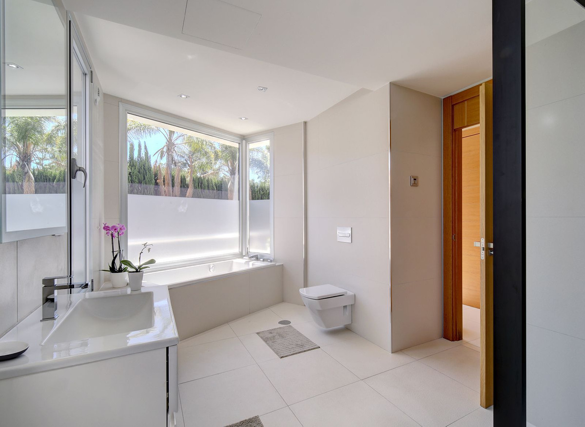 5 Bedroom Villa for Sale in Nueva Andalucía — 3