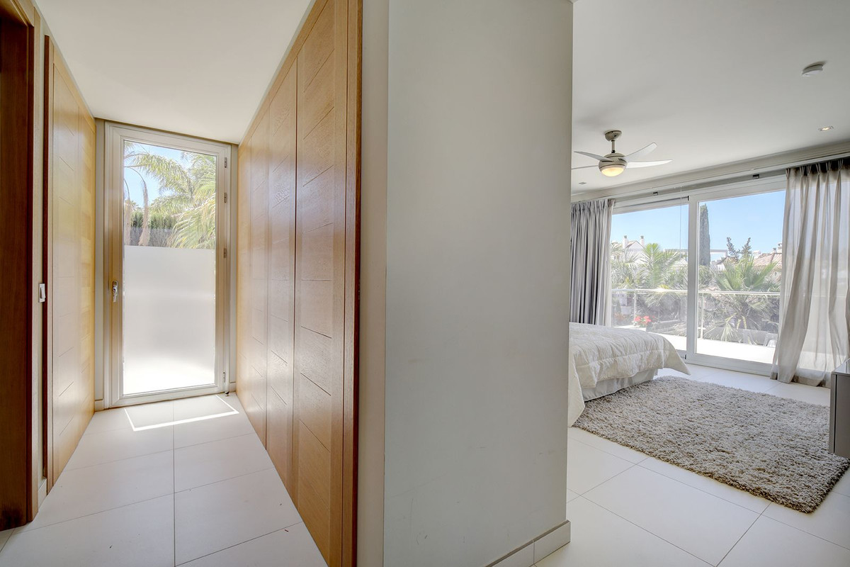 5 Bedroom Villa for Sale in Nueva Andalucía — 6