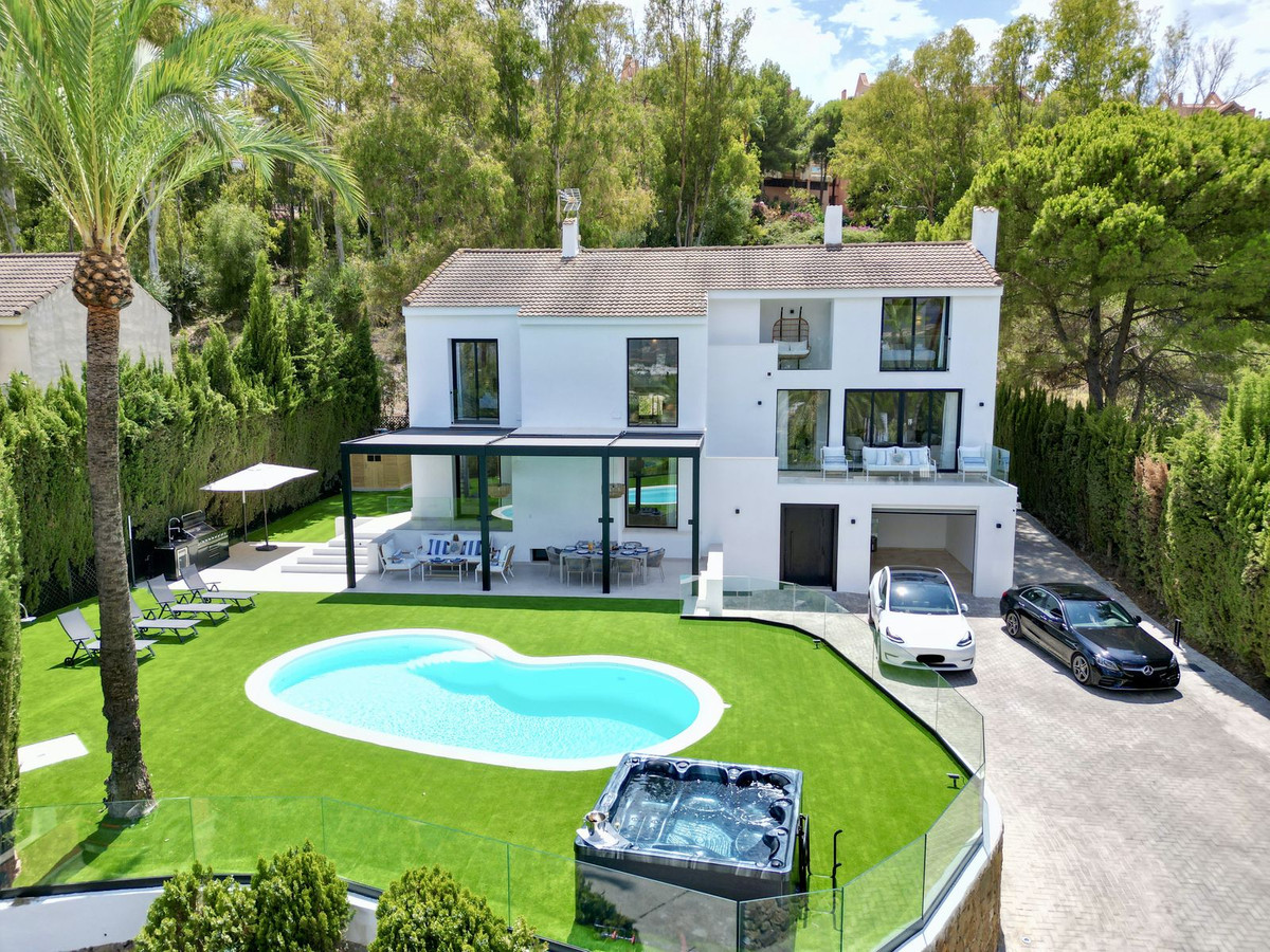 5 Bedroom Villa for Sale in Nueva Andalucía