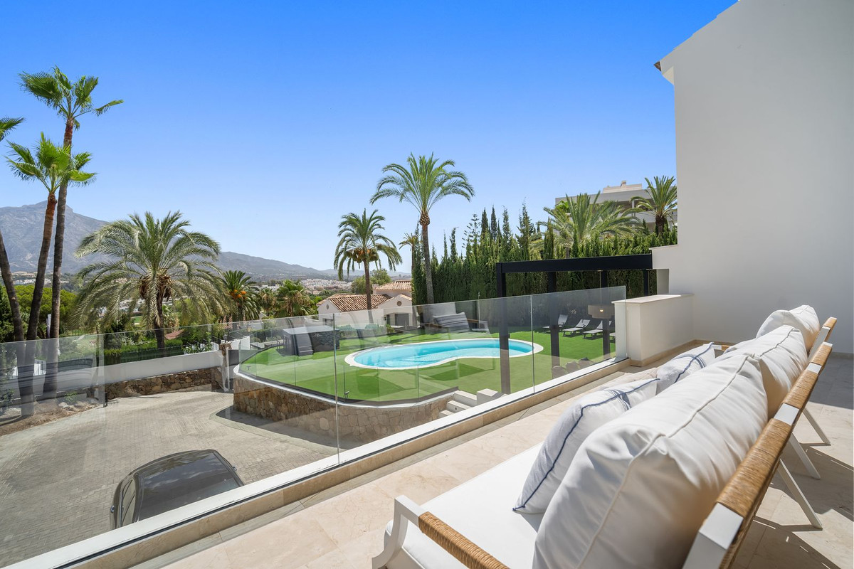 5 Bedroom Villa for Sale in Nueva Andalucía — 3