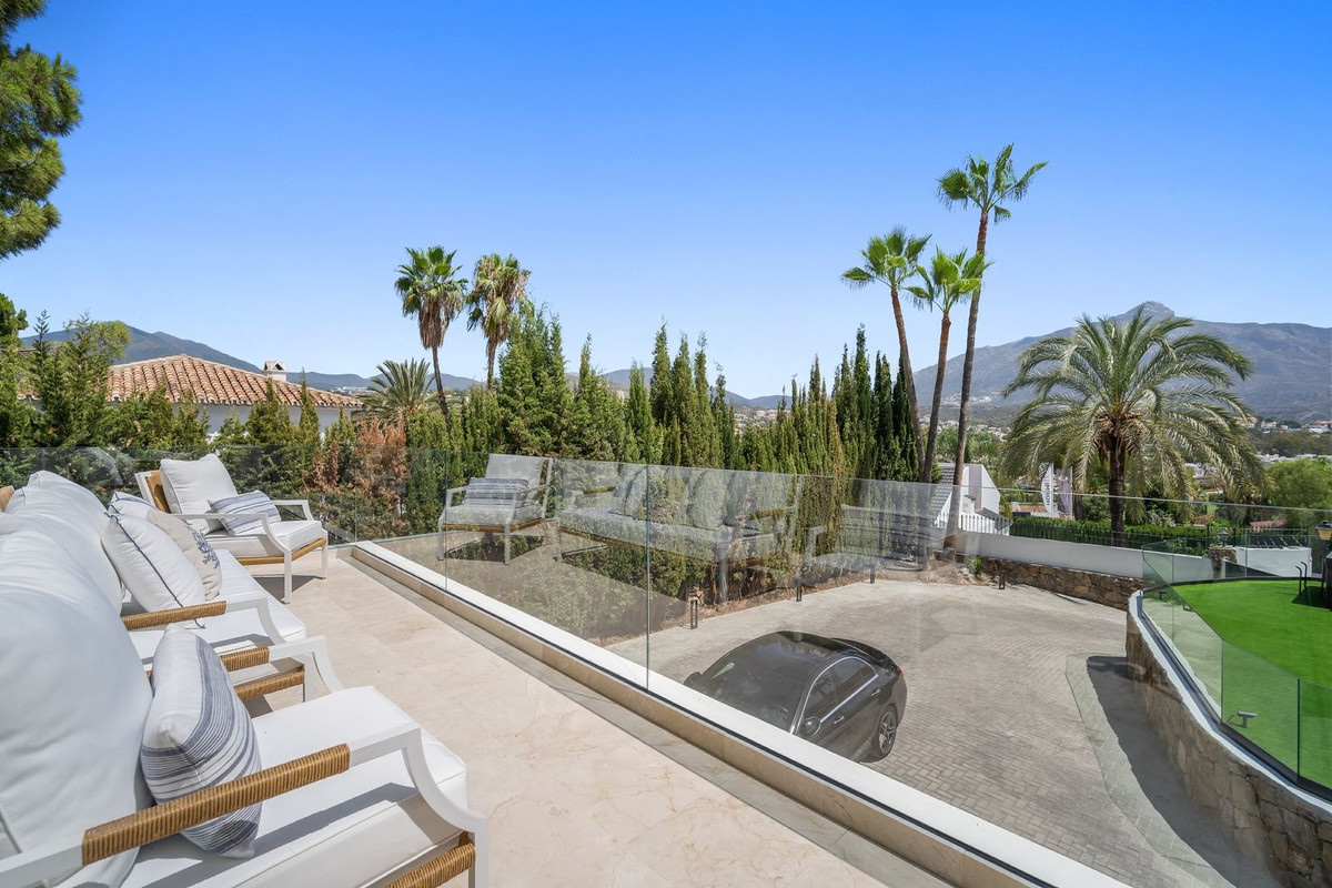 5 Bedroom Villa for Sale in Nueva Andalucía — 5