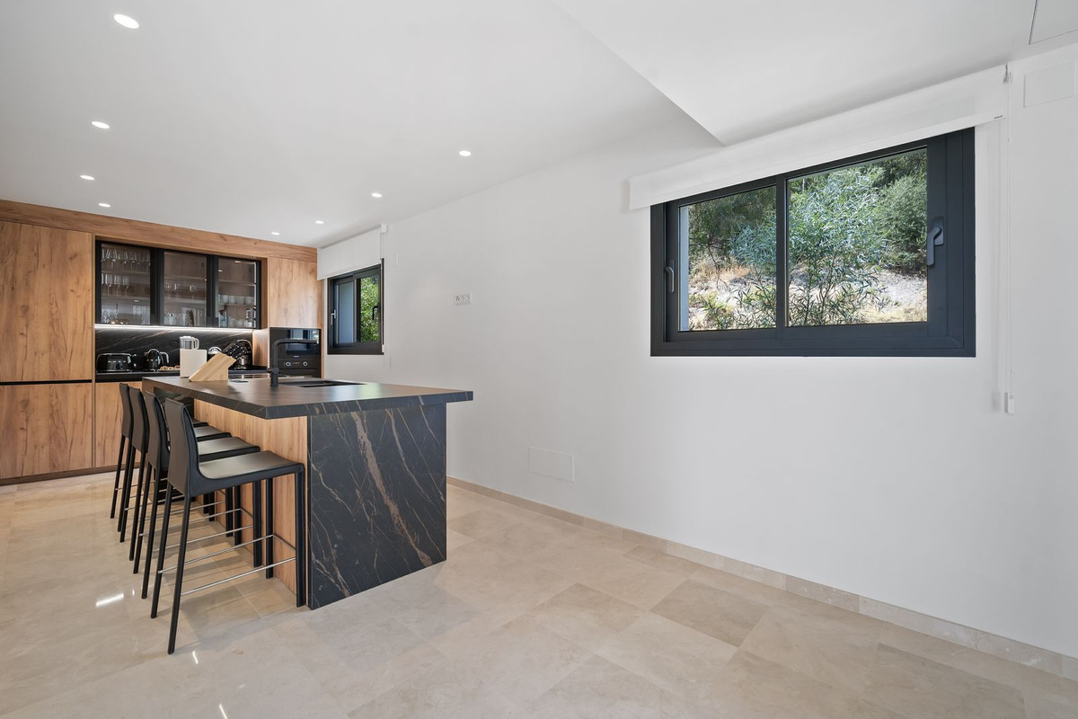 5 Bedroom Villa for Sale in Nueva Andalucía — 8