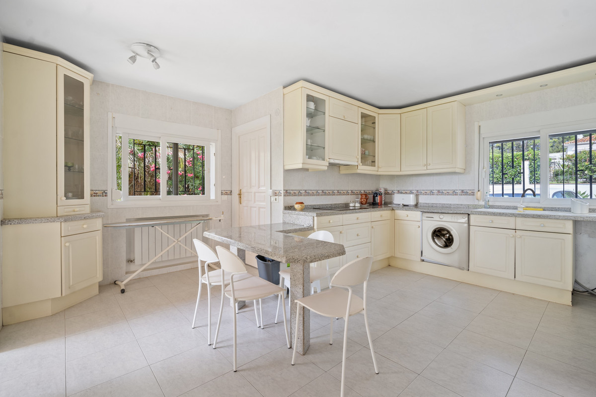 4 Bedroom Villa for Sale in Guadalmina Alta — view 13