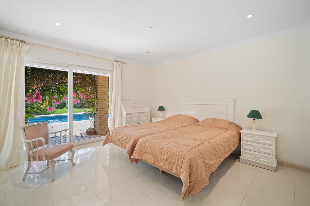 4 Bedroom Villa for Sale in Guadalmina Alta — view 15