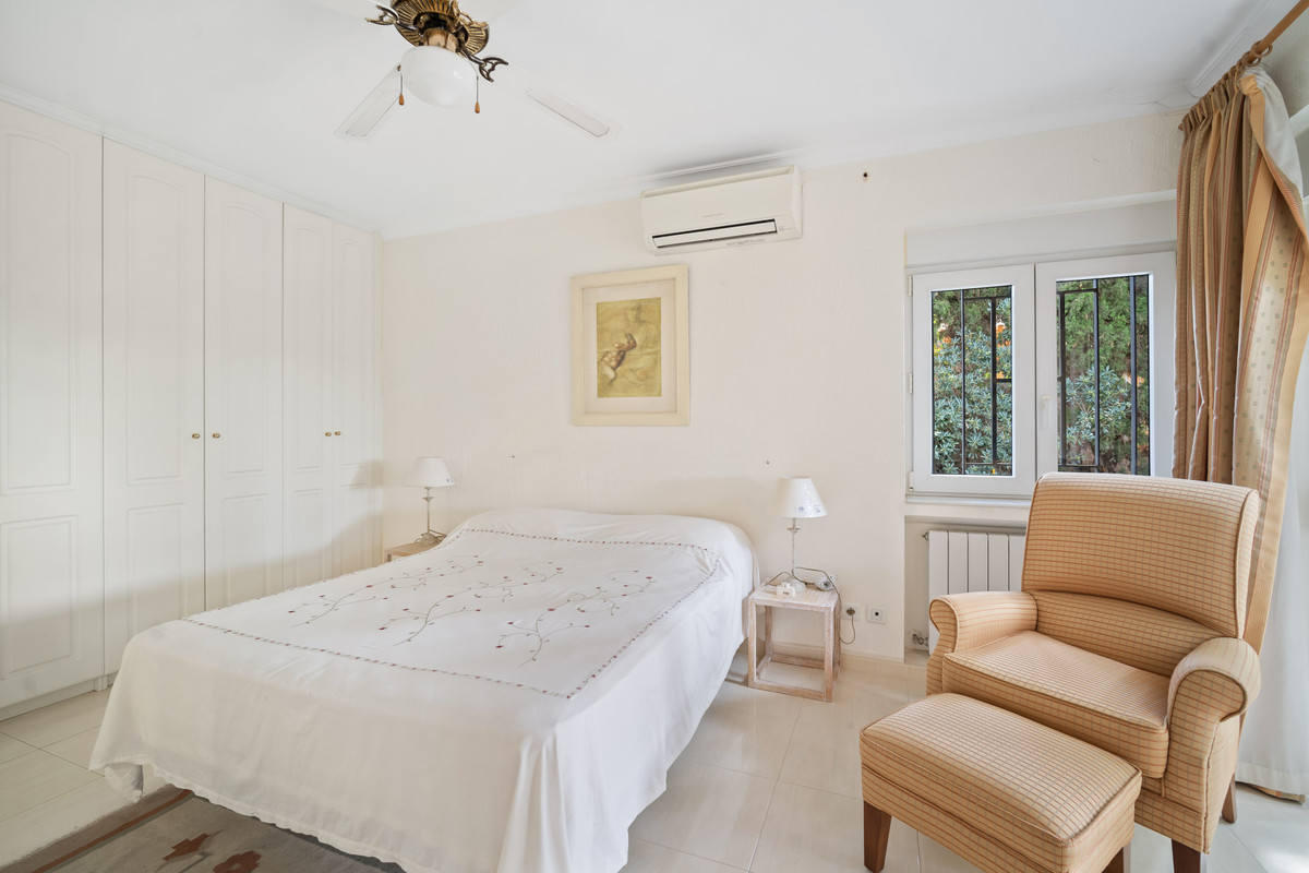 4 Bedroom Villa for Sale in Guadalmina Alta — view 18