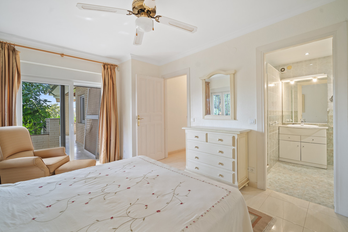 4 Bedroom Villa for Sale in Guadalmina Alta — view 19