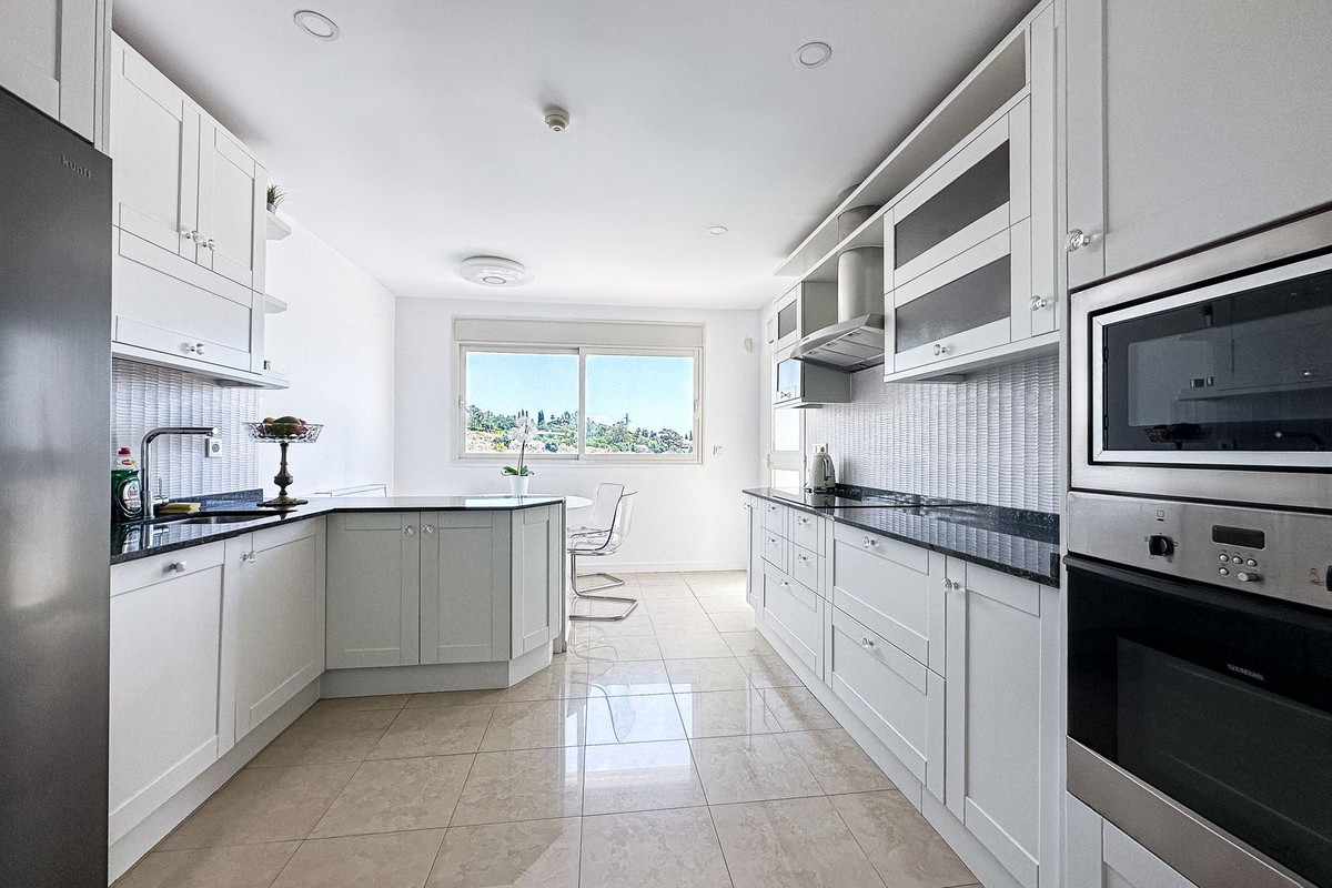 3 Bedroom Apartment for Sale in The Golden Mile — view 10