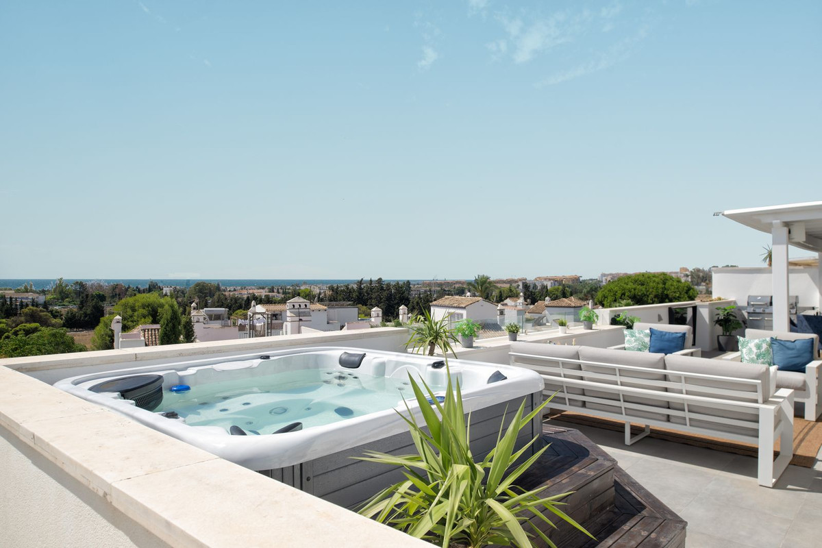 3 Bedroom Apartment for Sale in Puerto Banús — 2