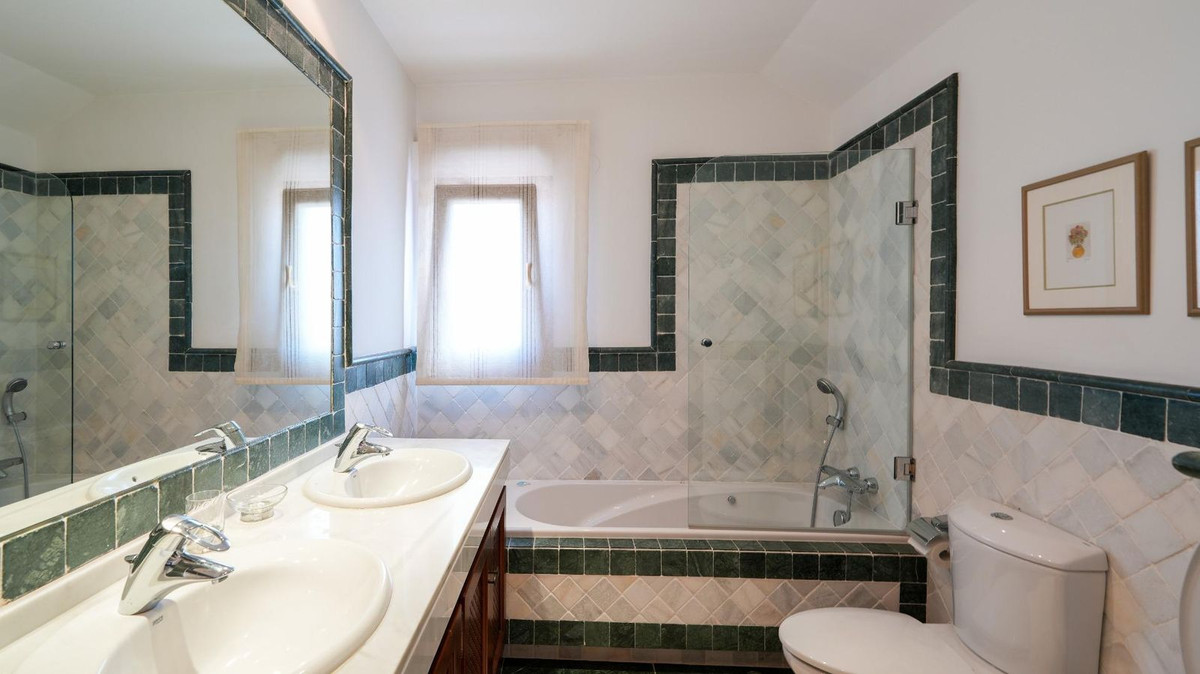 4 Bedroom Apartment for Sale in The Golden Mile — view 15
