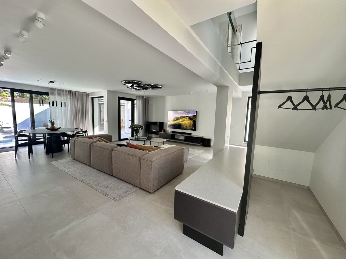 4 Bedroom Villa for Sale in Puerto Banús — 2