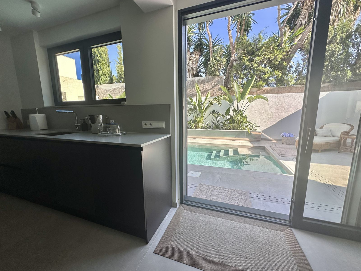 4 Bedroom Villa for Sale in Puerto Banús — view 16