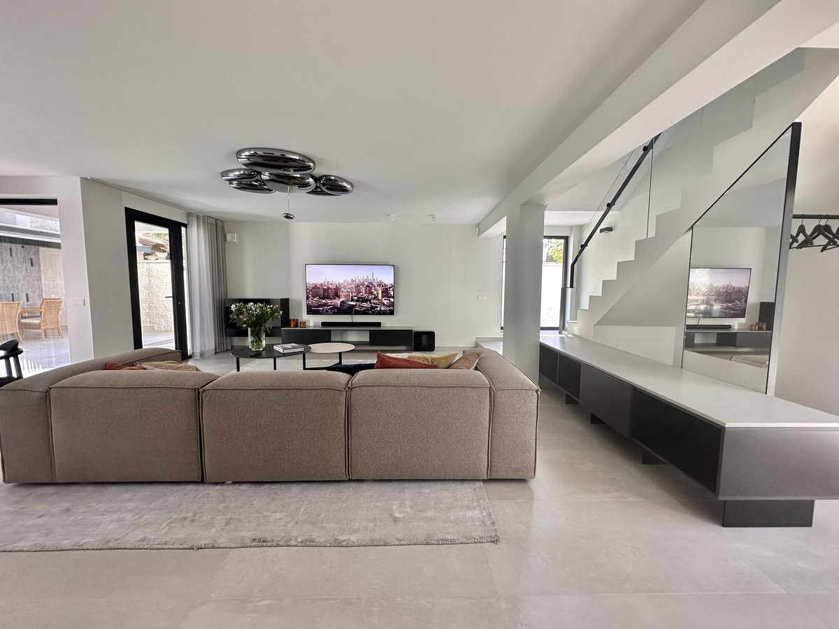 4 Bedroom Villa for Sale in Puerto Banús — 3
