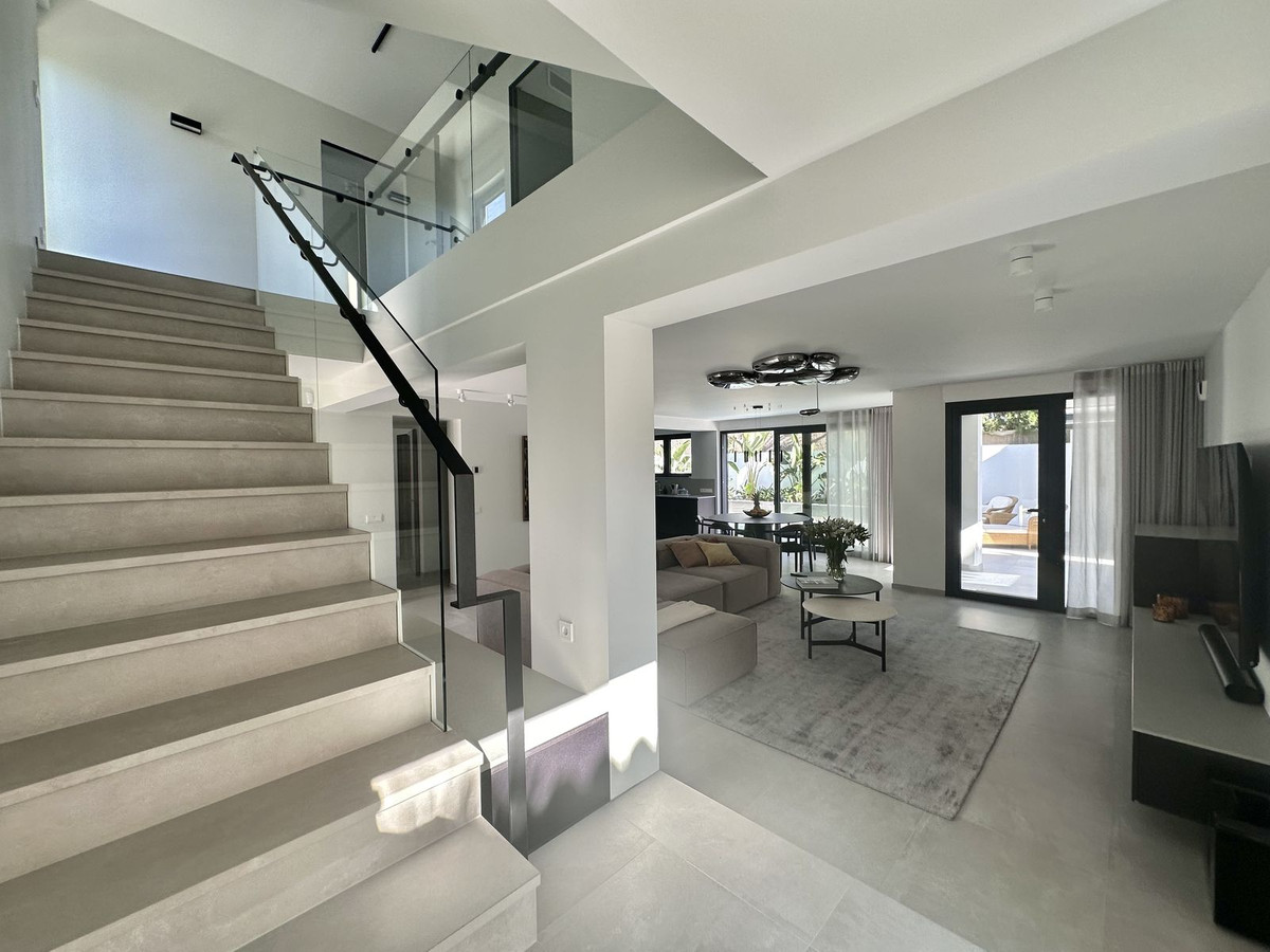 4 Bedroom Villa for Sale in Puerto Banús — 8