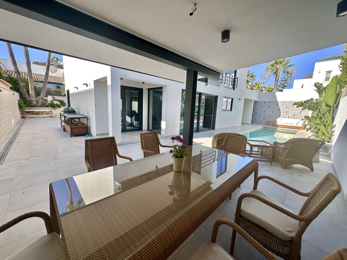 4 Bedroom Villa for Sale in Puerto Banús — view 10