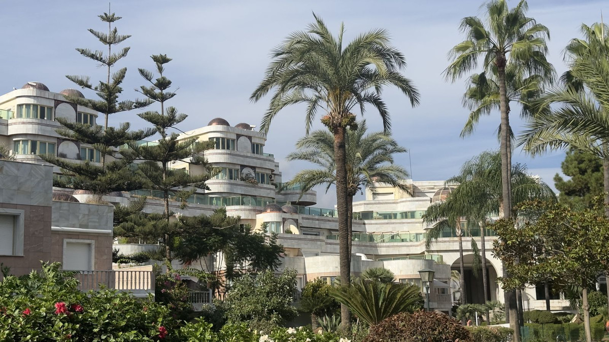 3 Bedroom Apartment for Sale in Puerto Banús — 2