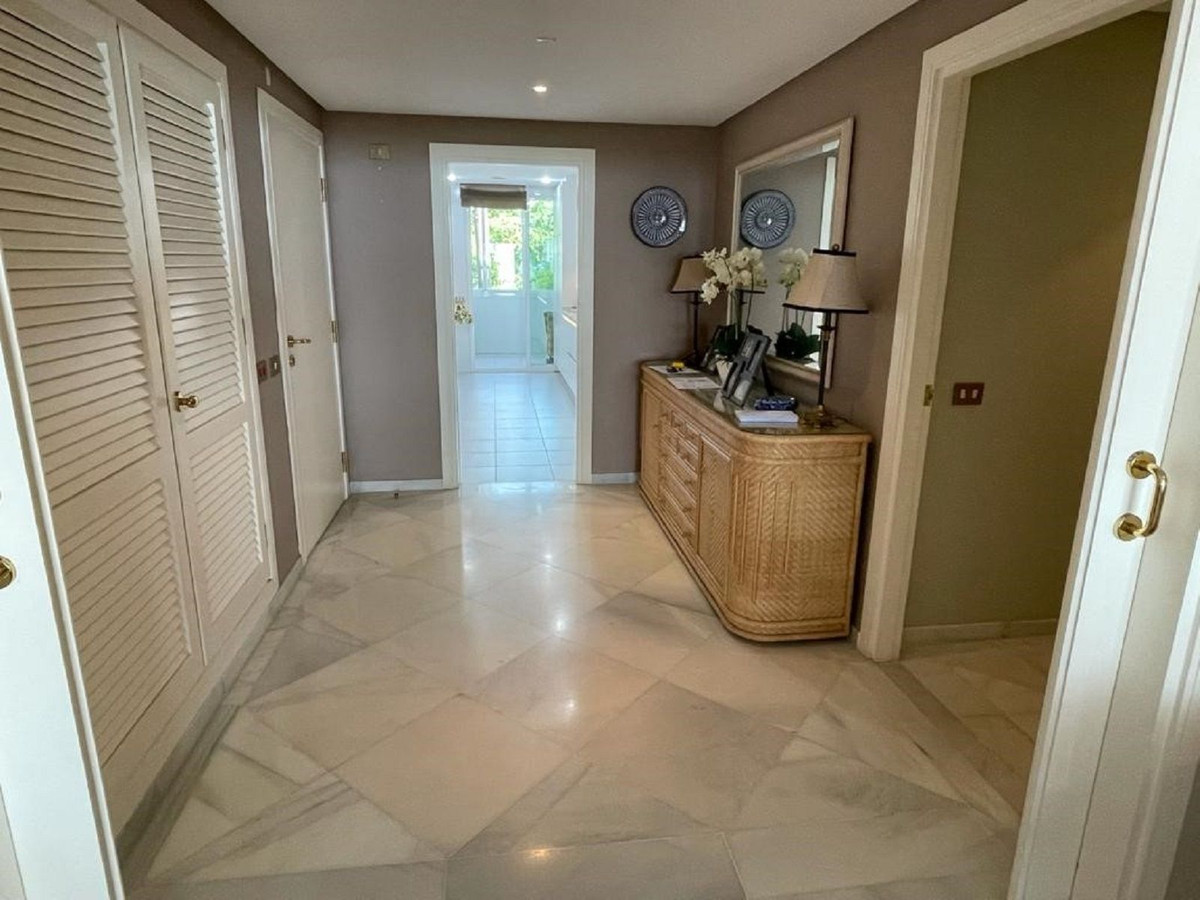3 Bedroom Apartment for Sale in Puerto Banús — view 10