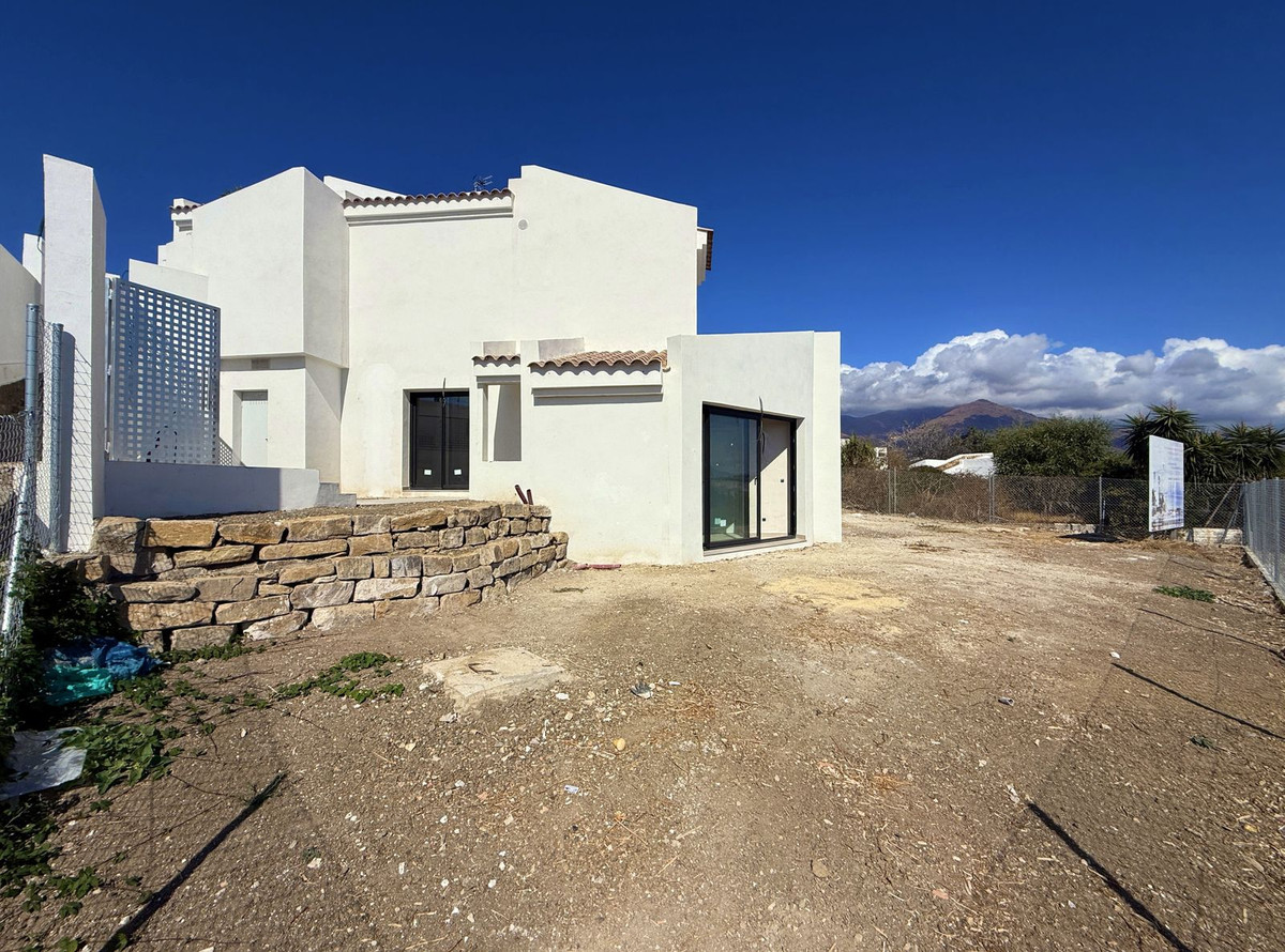 2 Bedroom Villa for Sale in Estepona