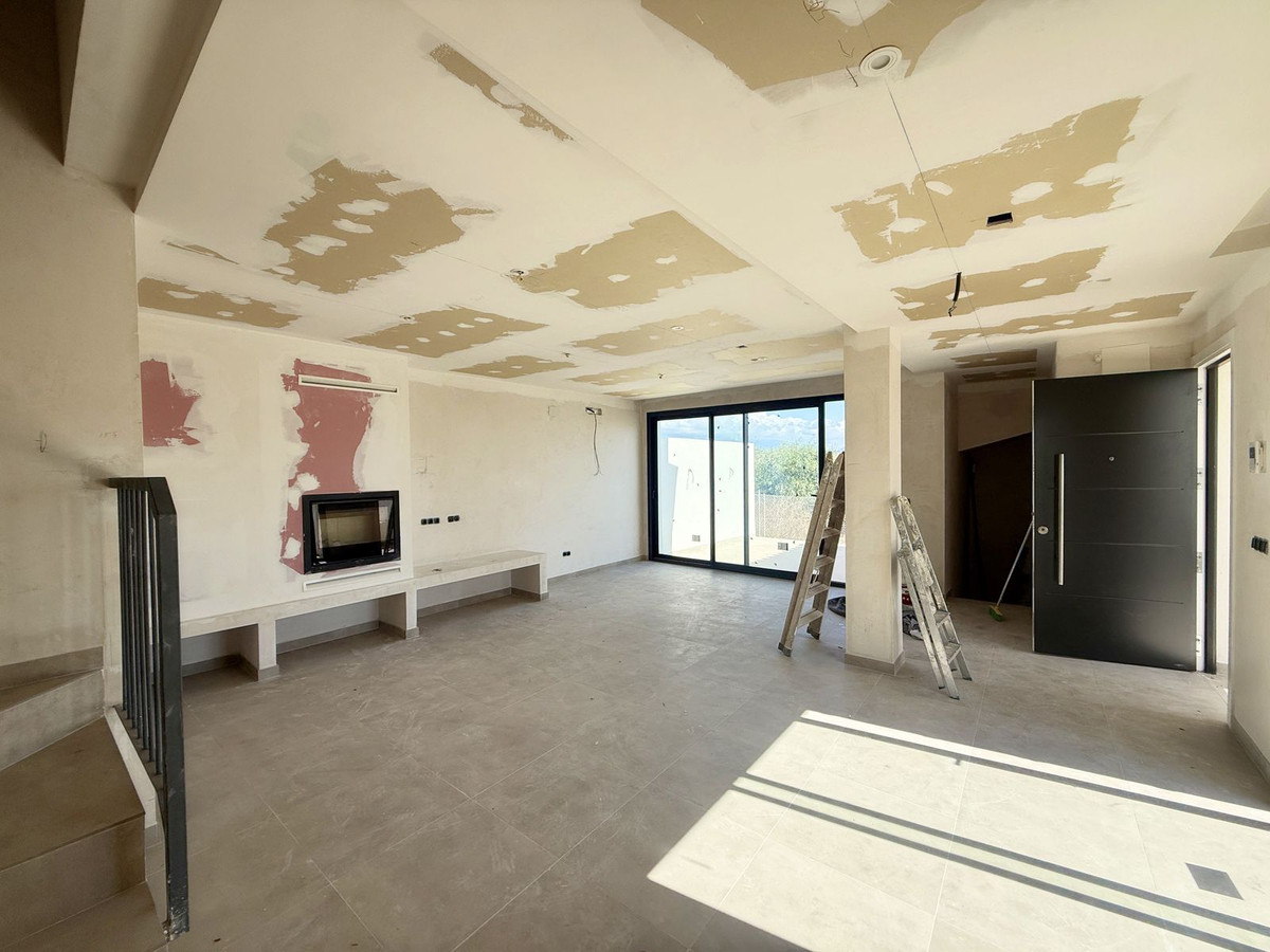 2 Bedroom Villa for Sale in Estepona — 8