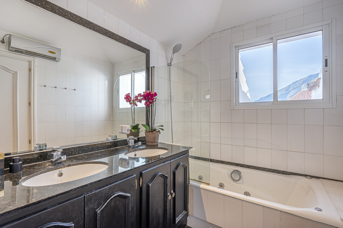 2 Bedroom Apartment for Sale in The Golden Mile — view 15