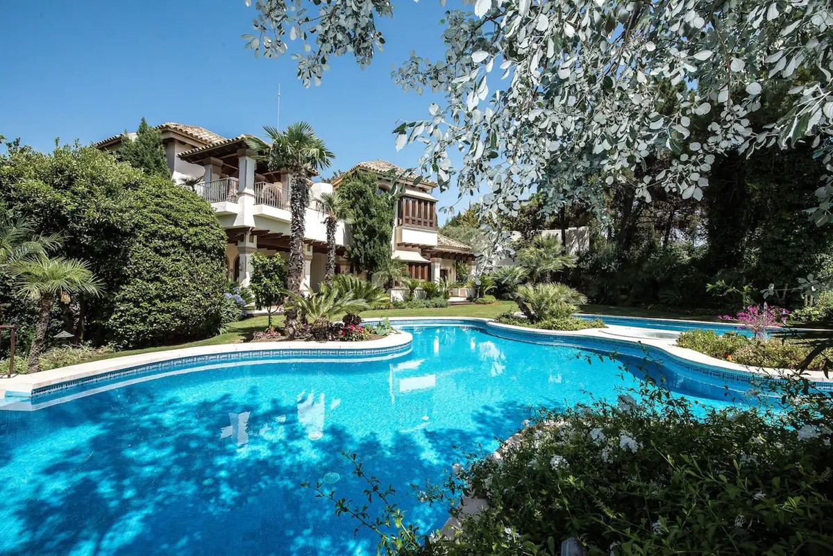 8 Bedroom Villa for Sale in La Zagaleta — 2