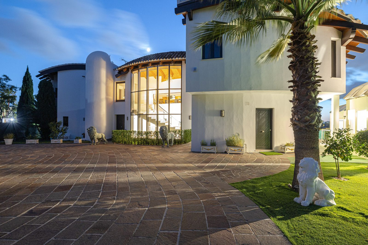 8 Bedroom Villa for Sale in Los Flamingos