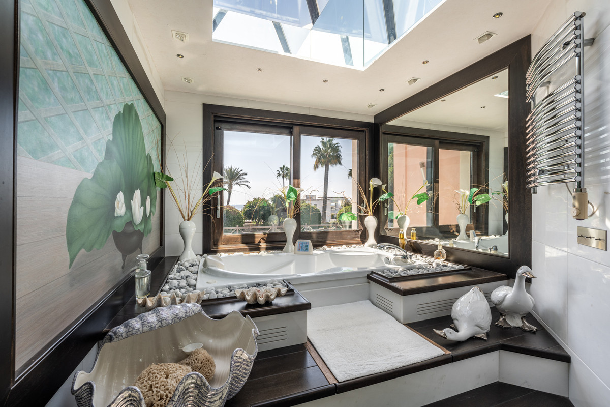 8 Bedroom Villa for Sale in Estepona — view 11