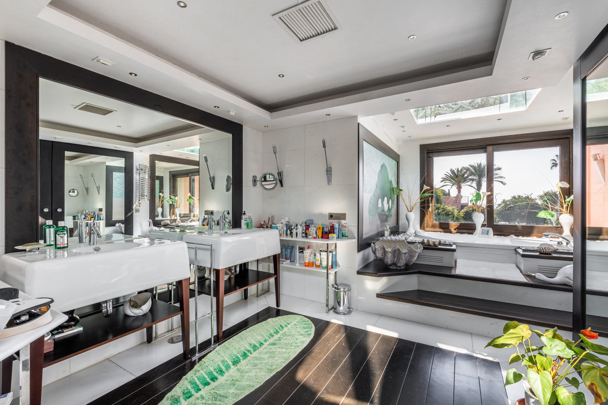 8 Bedroom Villa for Sale in Estepona — view 12