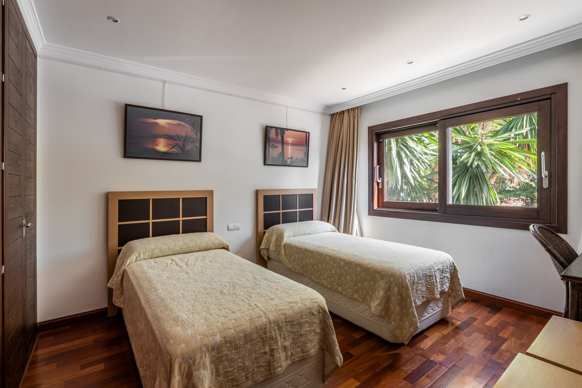 8 Bedroom Villa for Sale in Estepona — view 13