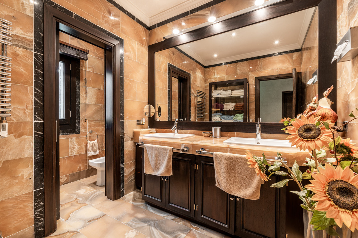 8 Bedroom Villa for Sale in Estepona — view 14