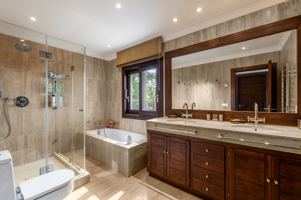 8 Bedroom Villa for Sale in Estepona — view 15