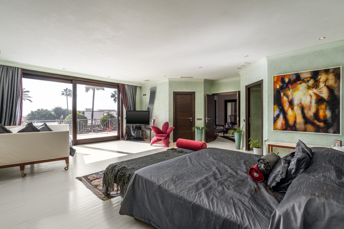 8 Bedroom Villa for Sale in Estepona — view 16