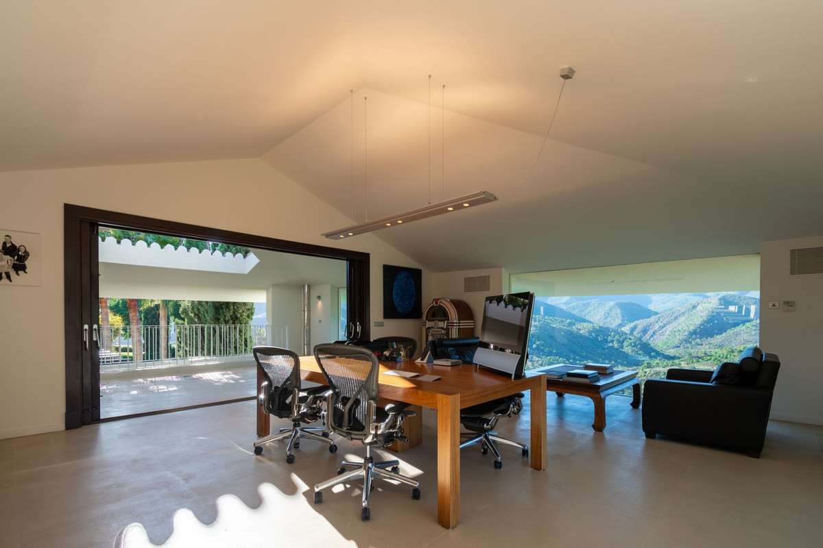 8 Bedroom Villa for Sale in La Zagaleta — view 17