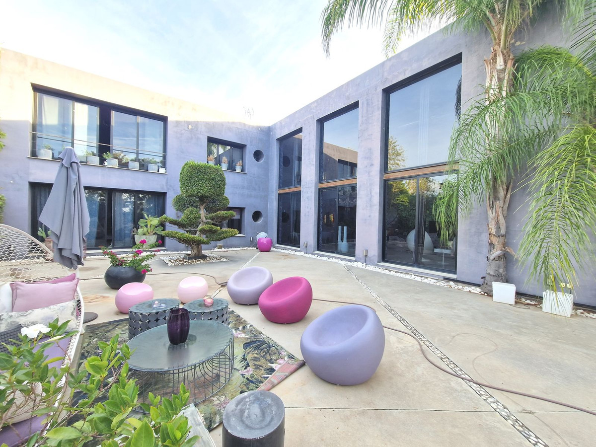 5 Bedroom Villa for Sale in Estepona