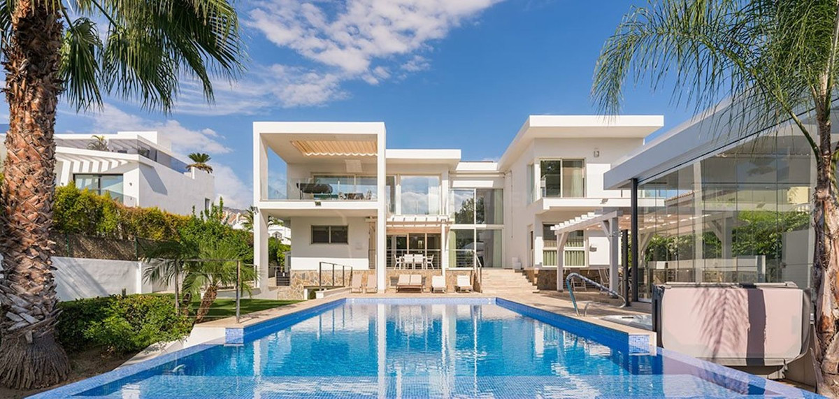 7 Bedroom Villa for Sale in Nueva Andalucía