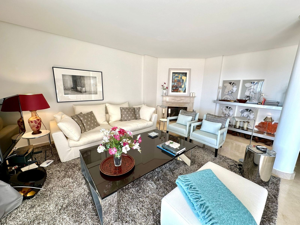 2 Bedroom Apartment for Sale in Nueva Andalucía — 2
