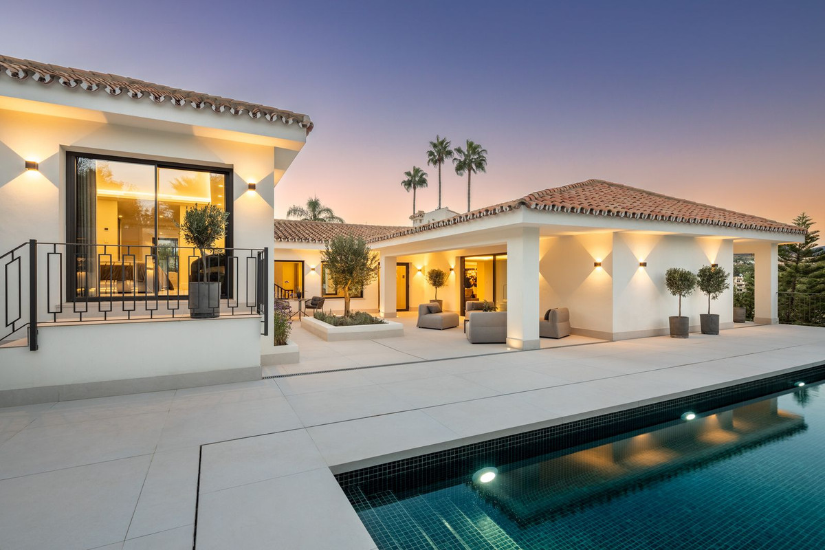 5 Bedroom Villa for Sale in Nueva Andalucía
