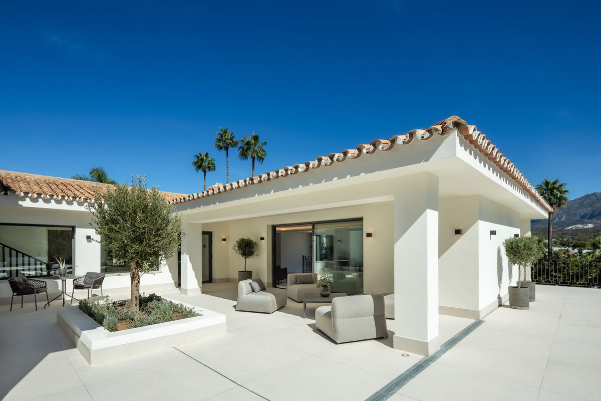 5 Bedroom Villa for Sale in Nueva Andalucía — 2