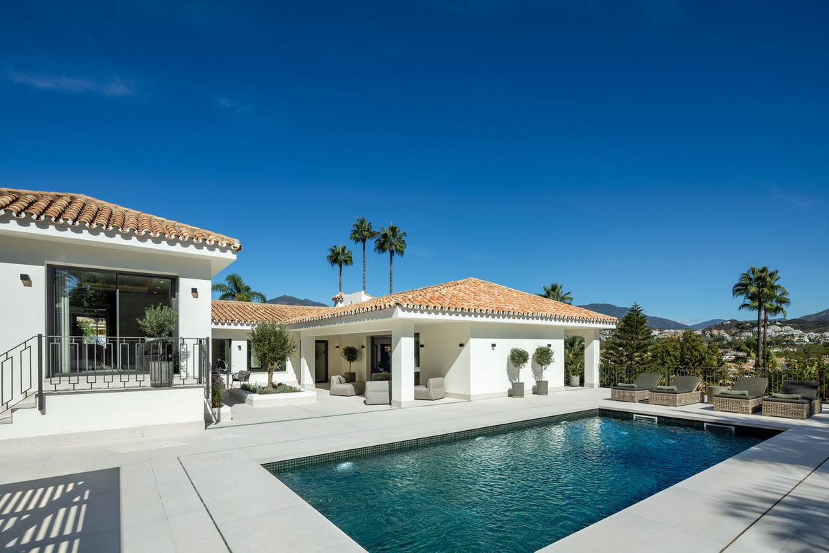 5 Bedroom Villa for Sale in Nueva Andalucía — 3