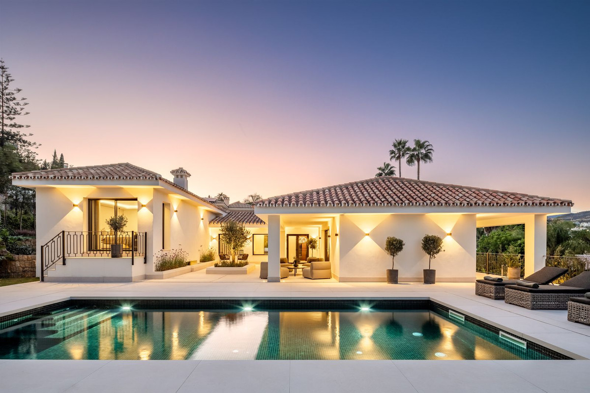 5 Bedroom Villa for Sale in Nueva Andalucía — 5