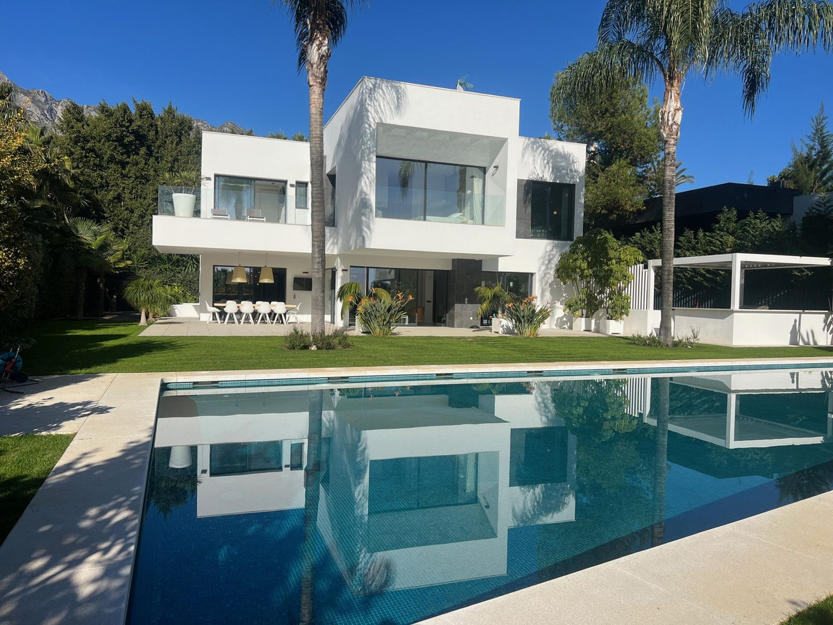 6 Bedroom Villa for Sale in Nagüeles